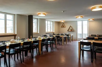 Ein Restaurant oder anderes Speiselokal in der Unterkunft Zermatt Youth Hostel
