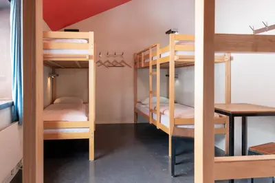 Ein Bett oder Betten in einem Zimmer der Unterkunft Zermatt Youth Hostel