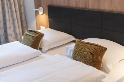 Ein Bett oder Betten in einem Zimmer der Unterkunft Central & Elegant Apartments,partially with Fireplace, by Zermatt Rental