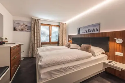 Ein Bett oder Betten in einem Zimmer der Unterkunft Central & Elegant Apartments,partially with Fireplace, by Zermatt Rental