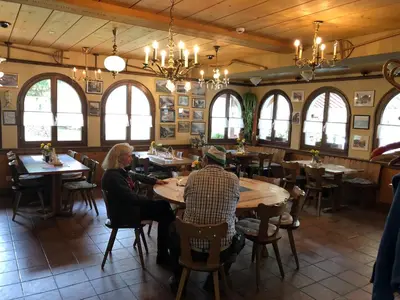 Ein Restaurant oder anderes Speiselokal in der Unterkunft Hotel Walser