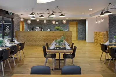 Ein Restaurant oder anderes Speiselokal in der Unterkunft Hotel Restaurant Flaschen