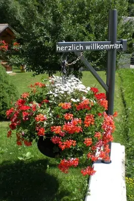 Ein Garten an der Unterkunft Apartment Saphir EG Süd by Interhome