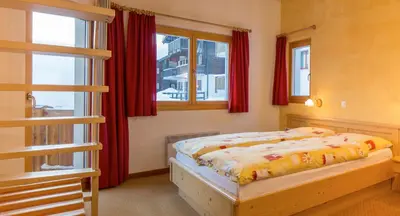 Ein Bett oder Betten in einem Zimmer der Unterkunft Familienhotel Garni Sporting