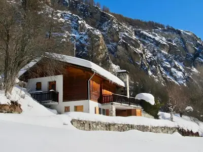 Ein allgemeiner Bergblick oder ein Berglick von des Chalets aus
