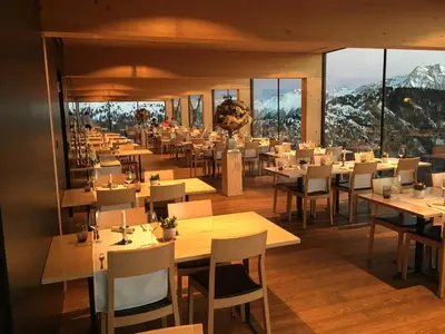 Ein Restaurant oder anderes Speiselokal in der Unterkunft Hotel Belalp