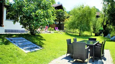 Ein Garten an der Unterkunft B & B Brienz