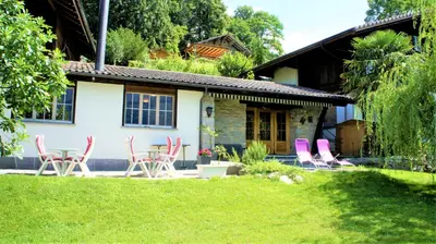 Ein Garten an der Unterkunft B & B Brienz
