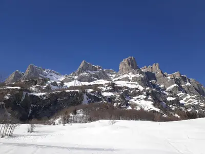 Ein allgemeiner Bergblick oder ein Berglick von der Ferienwohnung aus