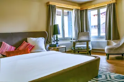 Ein Bett oder Betten in einem Zimmer der Unterkunft Hotel Lakeview bei Interlaken