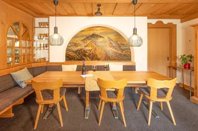 Ein Sitzbereich in der Unterkunft Jungfrau Lodge, Annex Crystal