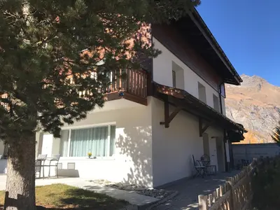 Ein allgemeiner Bergblick oder ein Berglick von des Chalets aus
