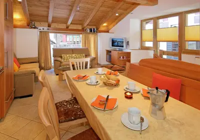 Ein Sitzbereich in der Unterkunft Ferienwohnung Chalet Püzji