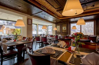 Ein Restaurant oder anderes Speiselokal in der Unterkunft Sporthotel Walliserhof