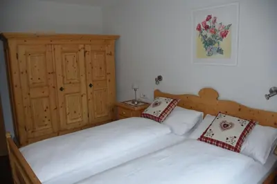 Ein Bett oder Betten in einem Zimmer der Unterkunft FERIENWOHNUNGEN Chalet Hohturnen