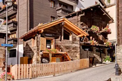 Das Gebäude in dem sich das Chalet befindet