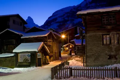 Ein allgemeiner Bergblick oder ein Berglick von des Chalets aus