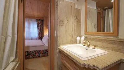 Ein Badezimmer in der Unterkunft Chalet Kisseye by Zermatt Premium Apartments