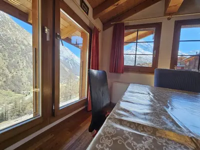 Ein Sitzbereich in der Unterkunft Mountain Village 11