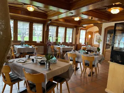 Ein Restaurant oder anderes Speiselokal in der Unterkunft Hotel Restaurant Rothorn