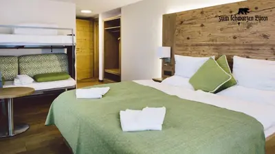 Ein Bett oder Betten in einem Zimmer der Unterkunft Hotel & Restaurant Zum Schwarzen Bären