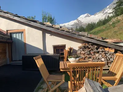 Ein allgemeiner Bergblick oder ein Berglick von des Chalets aus