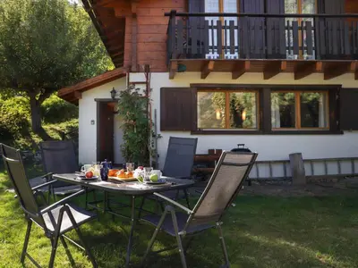 Ein Garten an der Unterkunft Chalet Le Raccard by Interhome