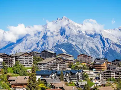 Ein allgemeiner Bergblick oder ein Berglick von des Chalets aus