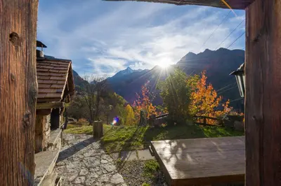 Ein allgemeiner Bergblick oder ein Berglick von des Chalets aus
