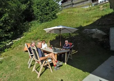 Ein Garten an der Unterkunft Bettmerlodge