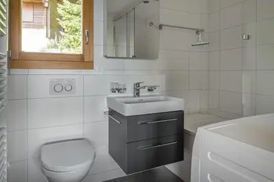 Ein Badezimmer in der Unterkunft Tschiffra OG