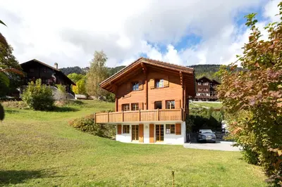 Das Gebäude in dem sich das Ferienhaus befindet