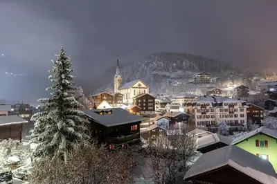 Ein allgemeiner Bergblick oder ein Berglick von des Ferienhauses aus