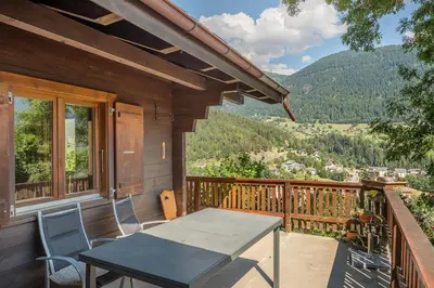 Ein allgemeiner Bergblick oder ein Berglick von des Ferienhauses aus