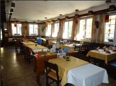 Ein Restaurant oder anderes Speiselokal in der Unterkunft Hotel Alpha