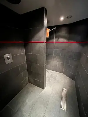 Ein Badezimmer in der Unterkunft Hotel Alfa Superieur - Leukerbad-Therme