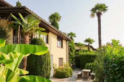 Ein Garten an der Unterkunft Reka-Ferienanlage Brissago
