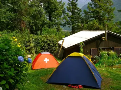 Ein Garten an der Unterkunft Baracca Backpacker
