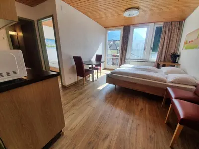 Ein Bett oder Betten in einem Zimmer der Unterkunft Downtown Apartment 9