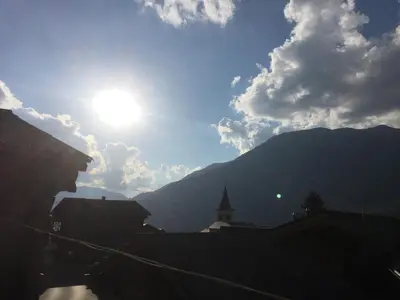 Ein allgemeiner Bergblick oder ein Berglick von der Ferienwohnung aus