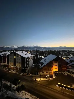 Ein allgemeiner Bergblick oder ein Berglick von der Ferienwohnung aus
