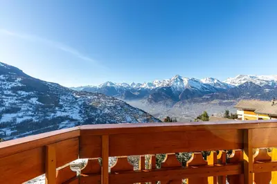 Ein allgemeiner Bergblick oder ein Berglick von der Ferienwohnung aus