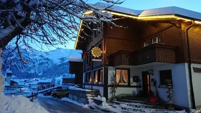 Ein allgemeiner Bergblick oder ein Berglick von der Pension aus