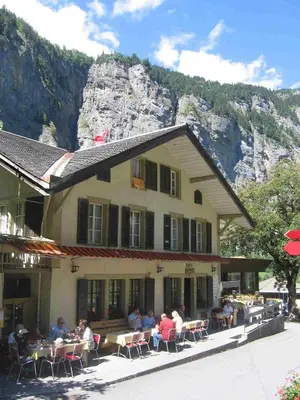 Ein allgemeiner Bergblick oder ein Berglick von des Bed & Breakfasts aus