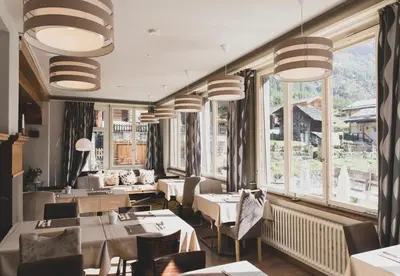 Ein Restaurant oder anderes Speiselokal in der Unterkunft Hôtel Le Besso - Swiss Romantic Lodge Zinal