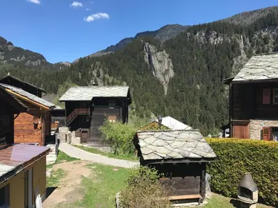 Ein allgemeiner Bergblick oder ein Berglick von des Chalets aus