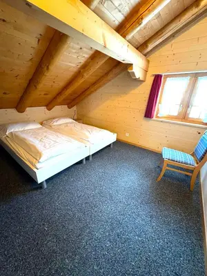 Ein Bett oder Betten in einem Zimmer der Unterkunft Chemihüttli Apartments Axalp