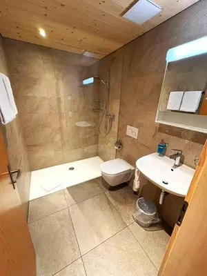 Ein Badezimmer in der Unterkunft Chemihüttli Apartments Axalp