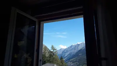 Ein allgemeiner Bergblick oder ein Berglick von des Chalets aus
