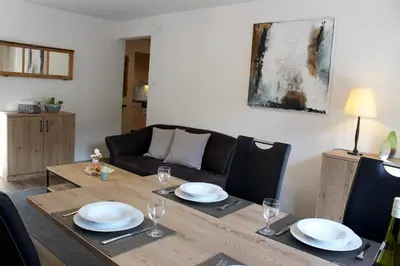 Ein Sitzbereich in der Unterkunft Haus Les Mélèzes C